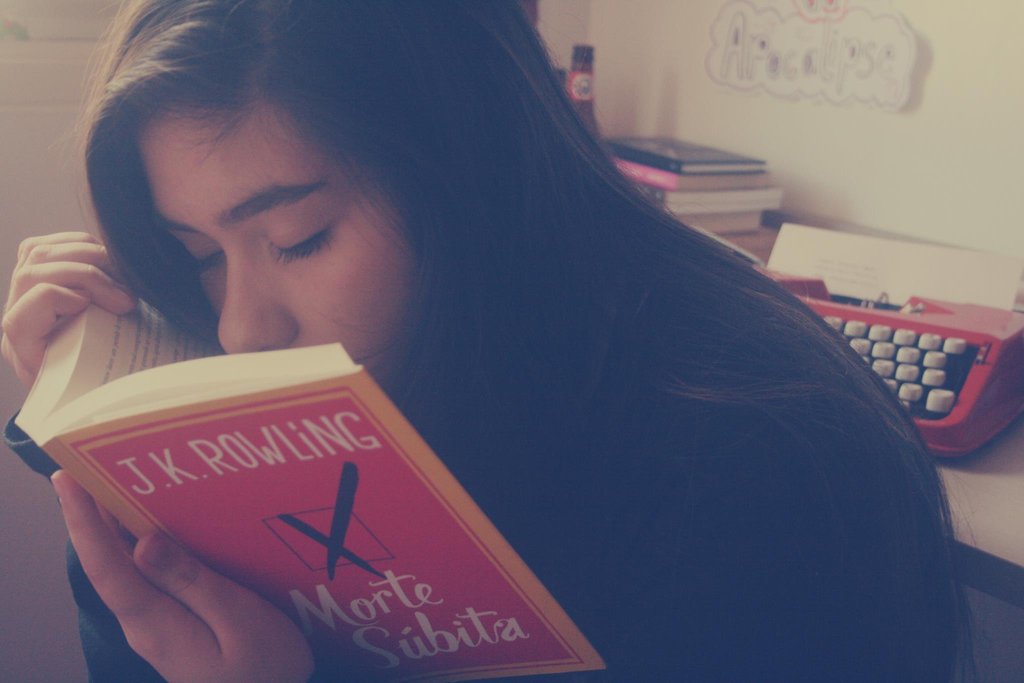 the_weird_habit_of_smelling_books_by_sortdrame-d606988