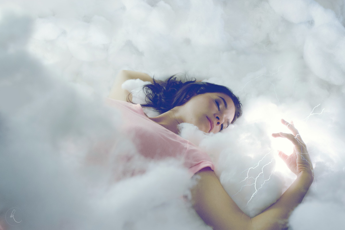 Сон красивое видео. Девушка в облаках. Девушка лежит на облаках. Лежит на облаке. Девочка на облаке.